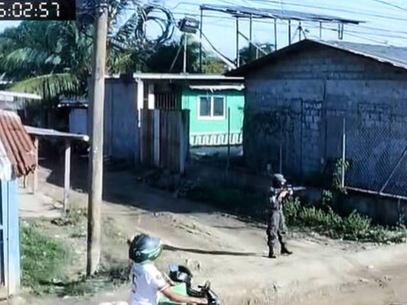 El 19 de marzo en la colonia Cerrito Lindo de San Pedro Sula, individuos vestidos de militares asesinaron a tres hombres y a una mujer.