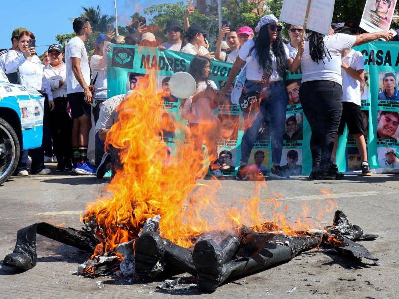 Familiares de personas desaparecidas y ciudadanos se manifiestan durante una marcha este domingo en el municipio de Culiacán, en Sinaloa (México).
