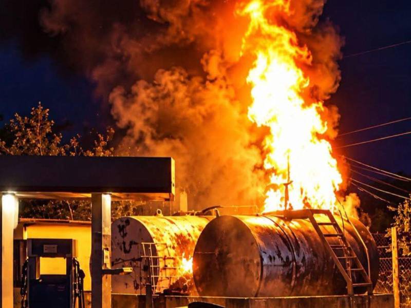 Un incendio fue reportado este lunes en una gasolinera ubicada en la entrada a Yamaranguila, Intibucá; autoridades trabajan para controlar la emergencia. Foto: Cortesía.