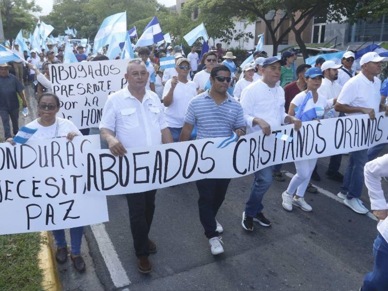 Multitudinaria caminata registrada paralelamente en diferentes partes de Honduras.