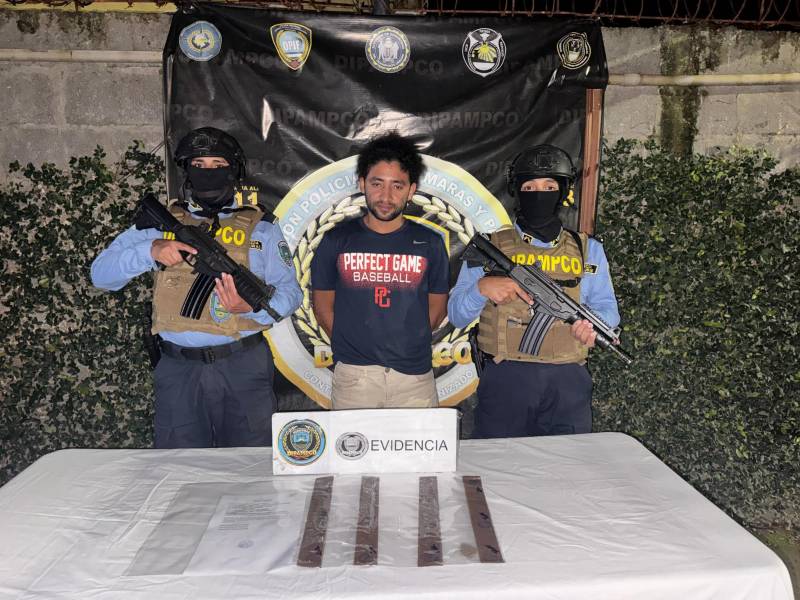 Foto del detenido y la evidencia incautada.