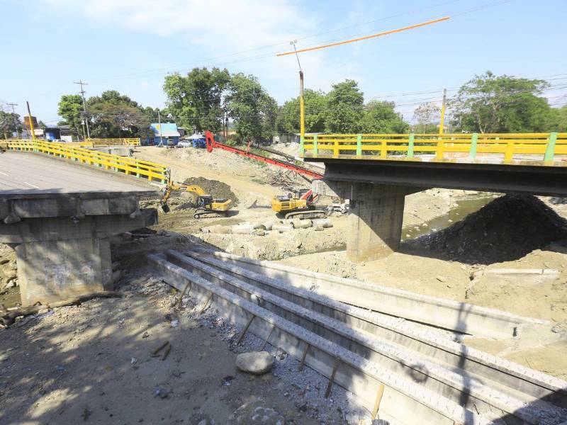 El puente se cayó en junio de 2025 y la alcaldía no pudo construirlo, a pesar de que destinó 99 millones de lempiras.