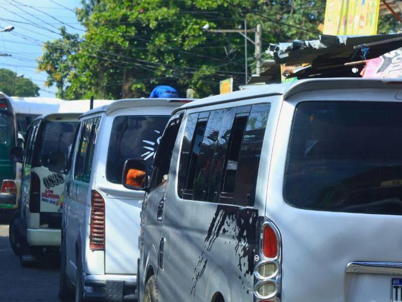 Maniobras temerarias en puentes, cruces sin regulación o curvas con poca visibilidad. (Art. 98, Numeral 20).