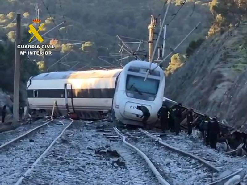 Imágenes de la búsqueda de evidencias que puedan servir para la identificación de víctimas e investigación del accidente ferroviario en Adamuz (Córdoba) en el que al menos 39 personas han muerto y un centenar han resultado heridas.
