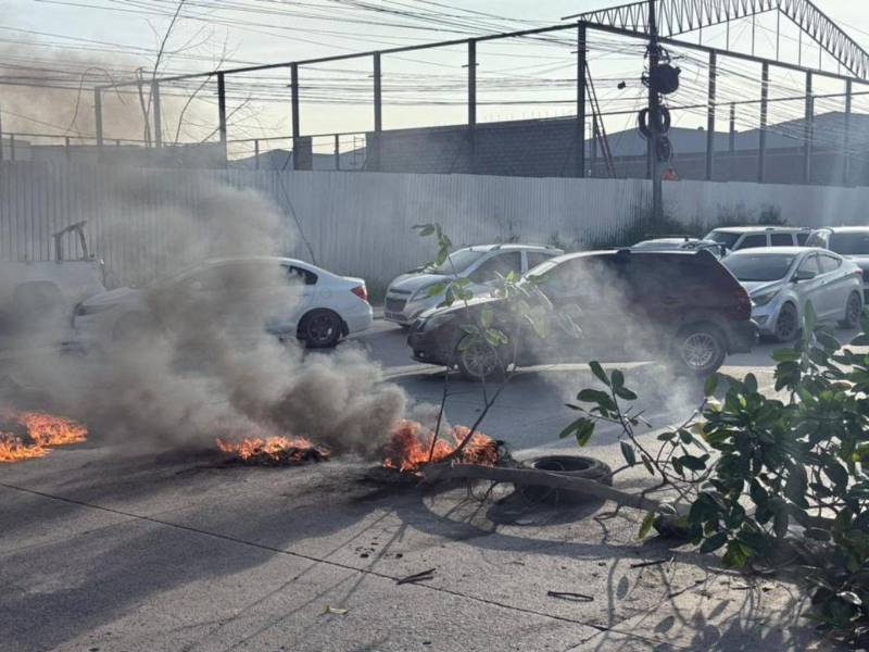 Los pobladores de las colonias Villa Ernestina y Perfecto Vásquez se tomaron el bulevar de la 33 demandando mejora en las calles de su sector.