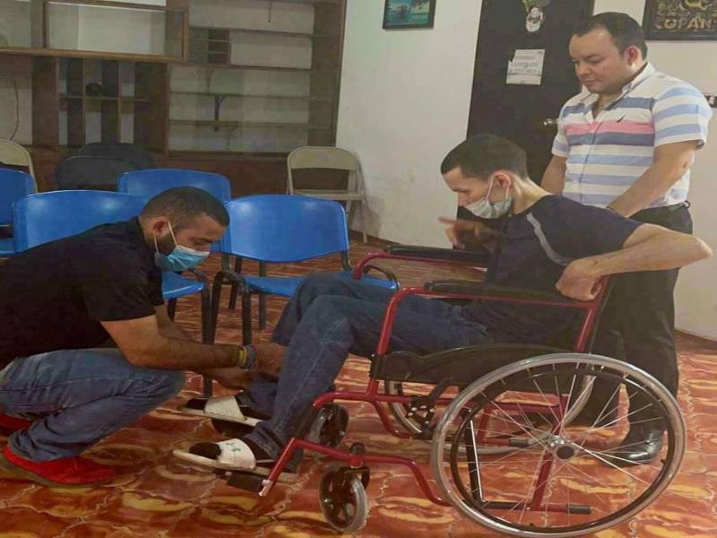 Por ser un líder comunitario, las organizaciones de Tapachula respaldan a Alvarado Leiva (camisa de franjas).