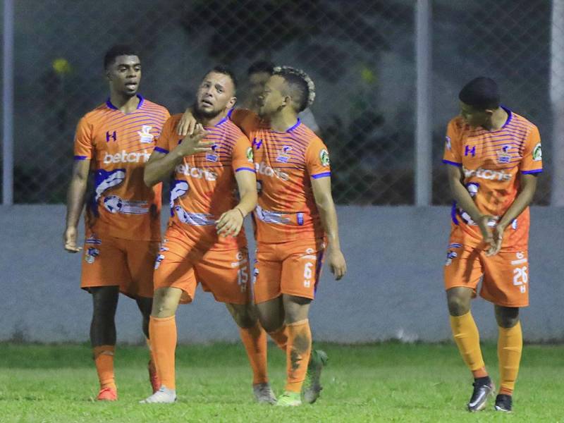 Jugadores de la UPN celebrando el gol de Christopher Urmeneta contra el Honduras Progreso.