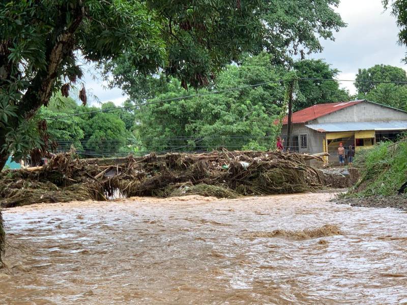 Al menos una persona muerta, más de 55,000 afectadas y 146 comunidades incomunicadas ha dejado la tormenta tropical Sara, que desde el jueves azota el Caribe de Honduras.