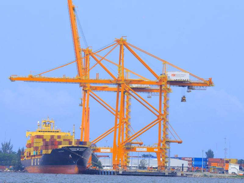 Un buque portacontenedores atraca en Puerto Cortés, Honduras.