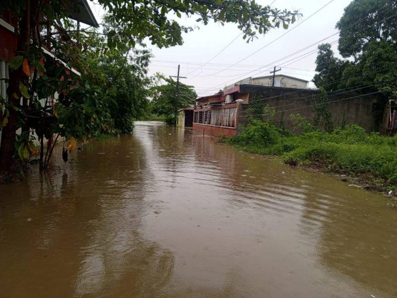La colonia Buena Inversión, ubicada en la carretera que conduce a Ticamaya, amaneció este martes bajo el agua tras el desbordamiento del río Bermejo. Las lluvias iniciaron la noche del lunes y continuaron durante la mañana, provocando la inundación de calles y viviendas.