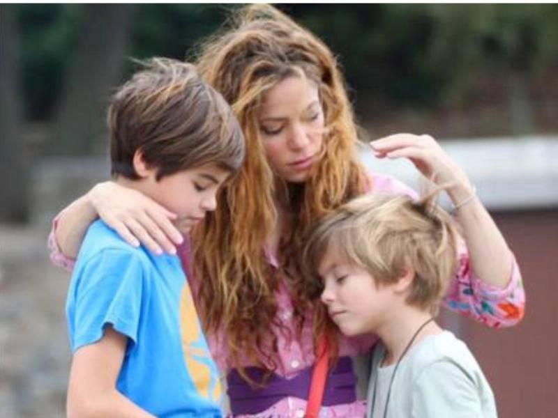 La cantante Shakira y sus hijos Milan y Sasha.