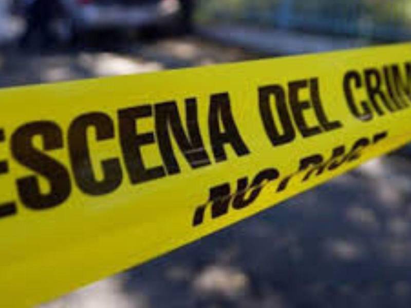 Policías investigan en la escena del crimen.