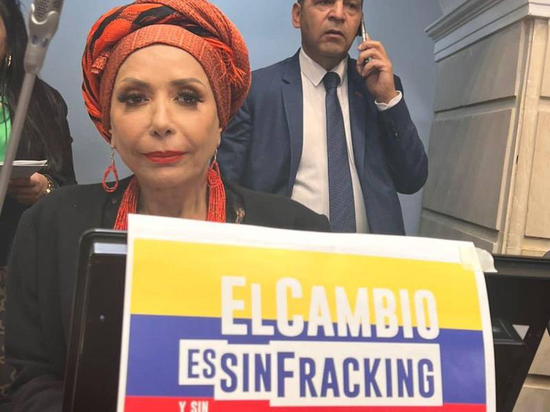 La política, nacida en Medellín en 1955 estuvi inhabilitada por 18 años para ejercer cargos públicos, con Petro volvió a la esfera política.