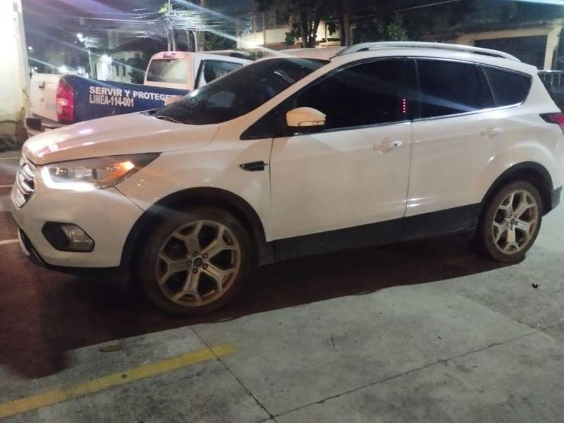 Esta camioneta fue abandonada por los individuos cerca de un restaurante en la zona alta de la ciudad.