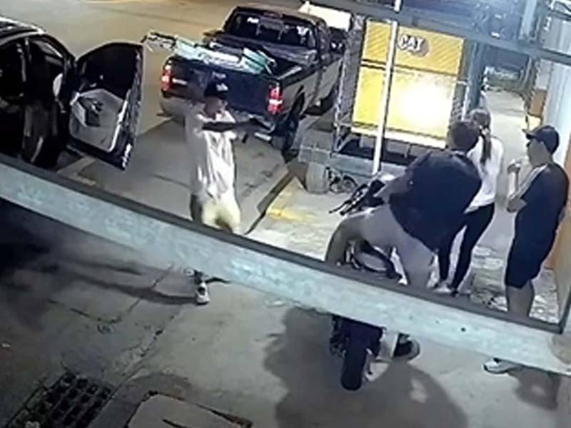 Dos hombres armados fueron captados por cámaras de seguridad mientras robaban una motocicleta.