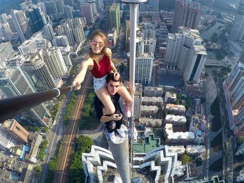Una nueva hazaña de alto riesgo volvió a colocar a Angela Nikolau e Ivan Beerkus en el centro de la conversación mundial. La pareja de escaladores urbanos ascendió hasta la cima del Empire State Building, en Nueva York, donde desplegó un mensaje a favor de la paz antes de ser detenida por las autoridades.