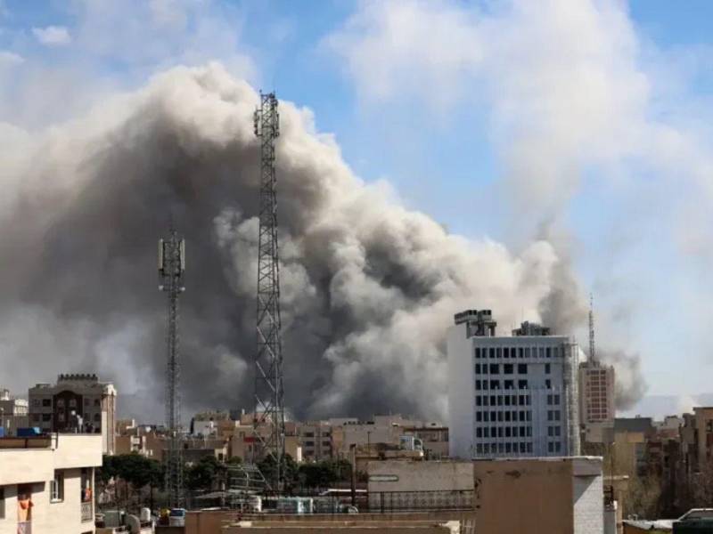 El humo se eleva en el centro de Teherán tras un ataque israelí en Irán