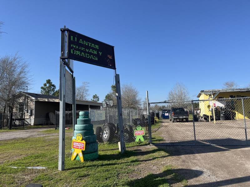 Un local de venta de ruedas para autos cerrado, señalado en un operativo de migración, el 25 de febrero de 2025 en Colony Ridge.