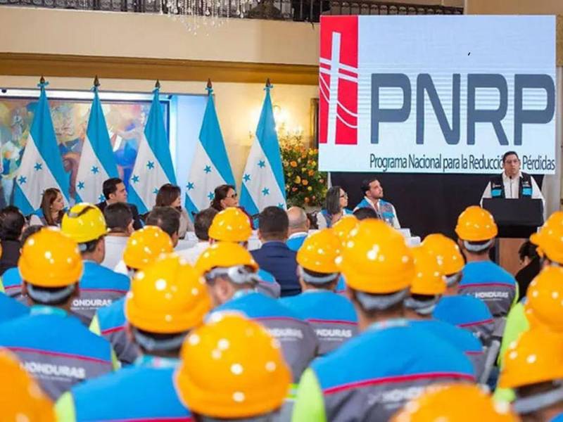 Erick Tejada anuncia la creación del PNRP durante un acto oficial encabezado por la expresidenta Xiomara Castro.