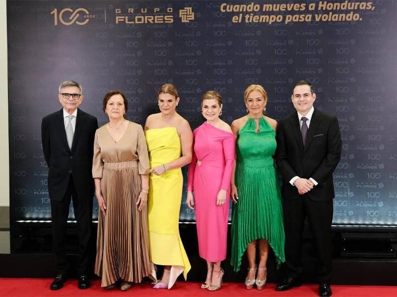 Don Alan Flores, doña Rosita de Flores, Aline Flores, Evelyn Flores, Rosibel Flores y Alan Flores Jr.