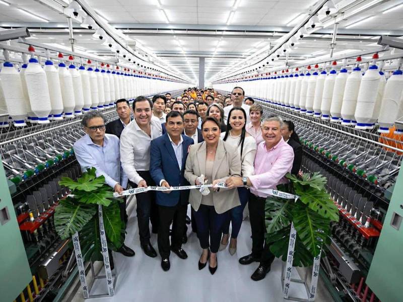 Chairman y fundador de GK Global, Yusuf Amdani junto a la presidenta Xiomara Castro Sarmiento, el secretario privado de la Presidencia, Héctor Manuel Zelaya; el secretario de Gobernación, Justicia y Descentralización, Tomás Vaquero, realizaron el corte de la cinta de inauguración de la nueva planta Northern Spinning.