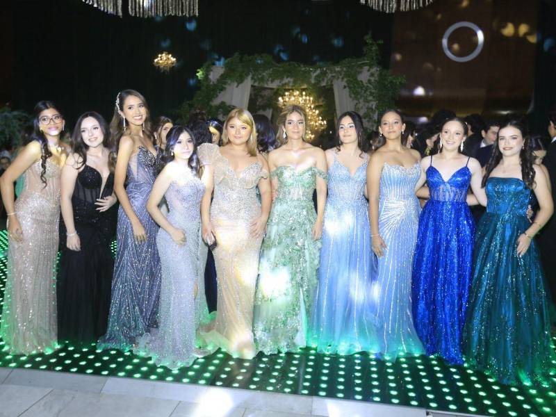 Grupo de alumnas recién graduadas de la Franciscan School, quienes ahora se preparan para asistir a diferentes universidades del país y del extranjero.
