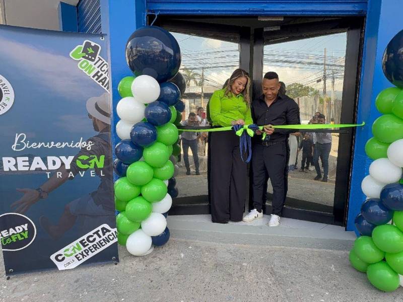 Waldina Mejía y Alejandro Menjívar mientras realizaban el corte de cinta inaugural.