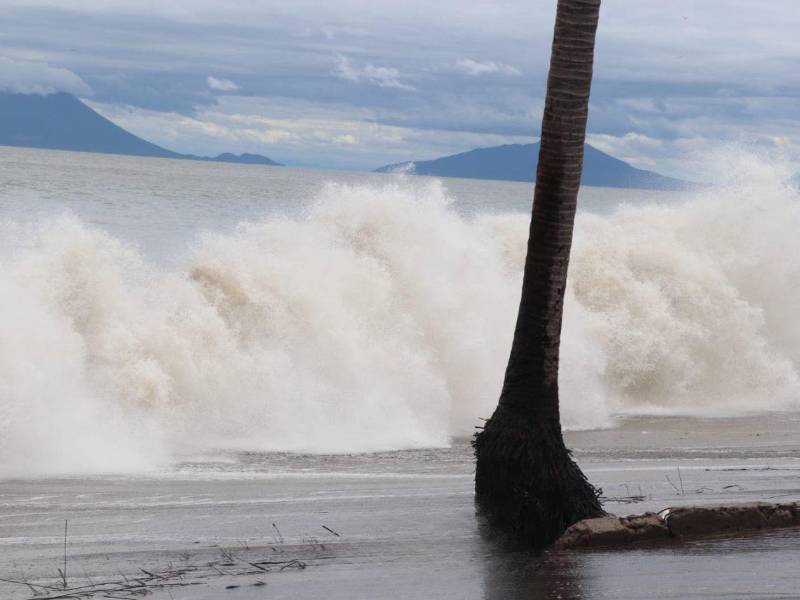 Cristina mantiene la amenaza de lluvias intensas, inundaciones repentinas y deslizamientos en zonas costeras y montañosas de Honduras. Ya causó fuertes oleajes en Marcovia y Cedeño.