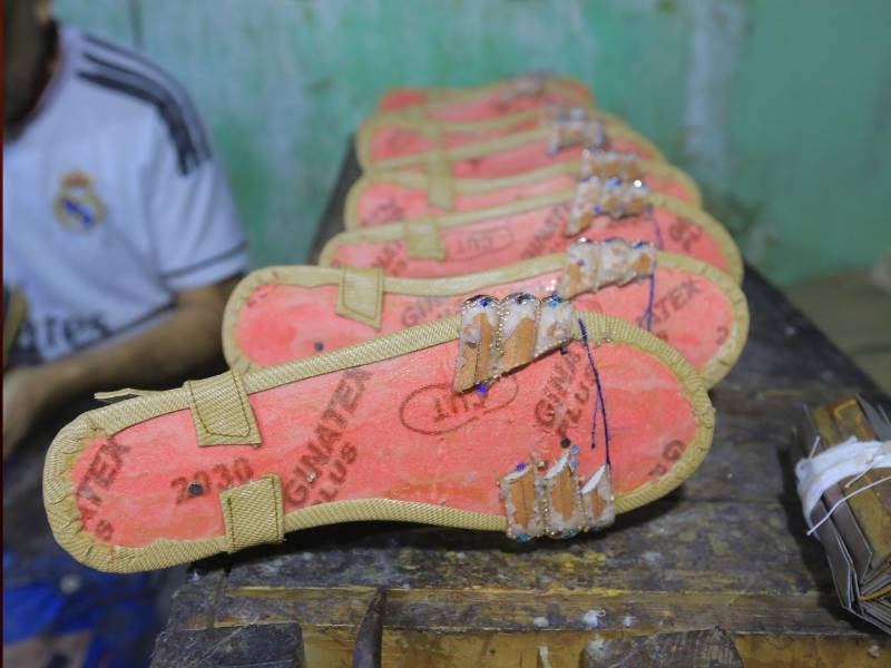 Los talleres de zapatería también figuran entre las mipymes afectadas por los apagones, que interrumpen la producción, retrasan la entrega de pedidos y elevan los costos de operación.