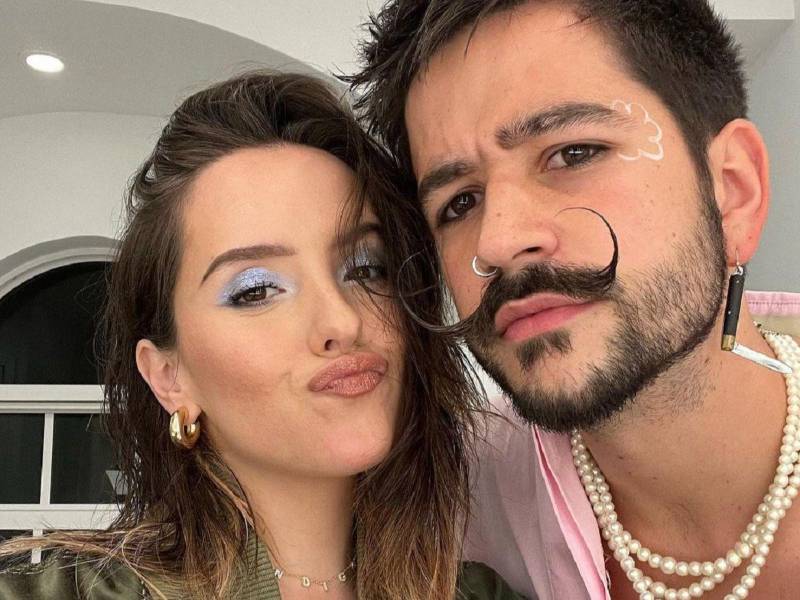 Los cantantes Camilo y Evaluna.