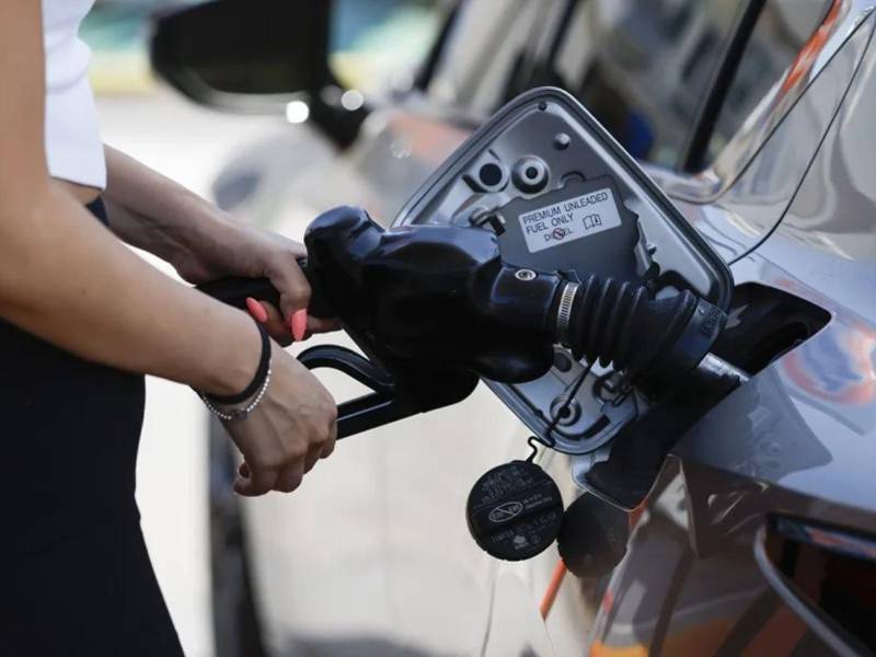 El precio de la gasolina en Estados Unidos cae por debajo de los 4 dólares el galón.