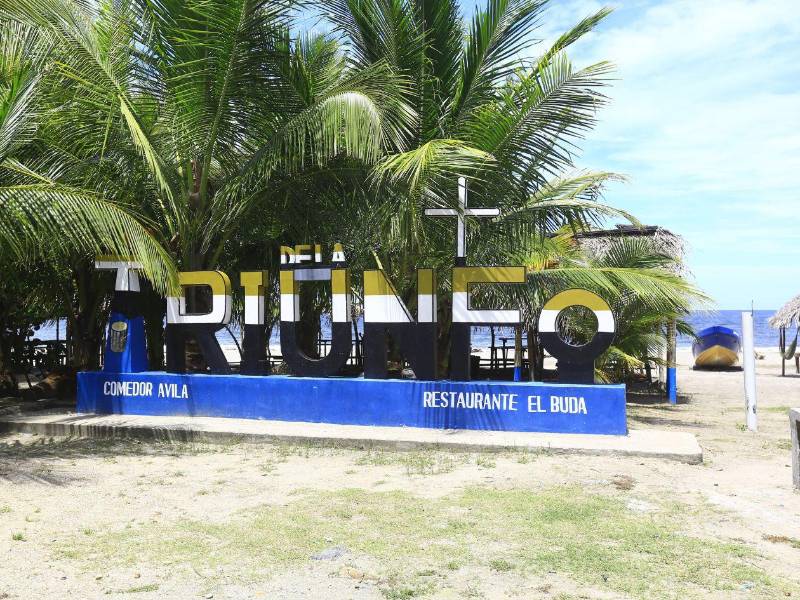 Los habitantes de Triunfo de la Cruz, en su mayoría garífunas, depeden del turismo, la pesca y las remesas que envían sus familiares de Estados Unidos y España.