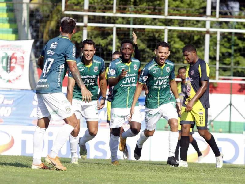 Damin Ramírez celebrando su gol contra el Génesis.