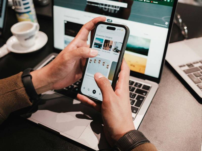 <b>Que empleados publicos considerados, </b>personal no esencial, hagan teletrabajo es una decisión orientada a disminuir la movilidad diaria, el tráfico y, en consecuencia, el consumo de combustibles (sector público). Esta medida se articula con la empresa privada.