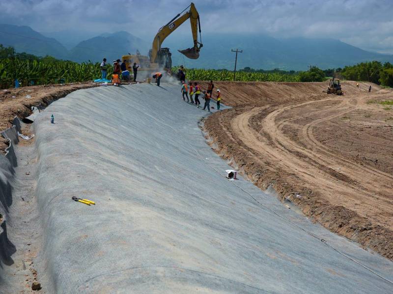 Una tecnología que parece una alfombra, pero que al recibir agua se convierte en una capa de concreto, comenzó a probarse en Honduras para reforzar los bordos que protegen a las comunidades del valle de Sula. Se trata de Concrete Canvas, un material diseñado para reducir la erosión y el desgaste que las corrientes provocan sobre estas estructuras.