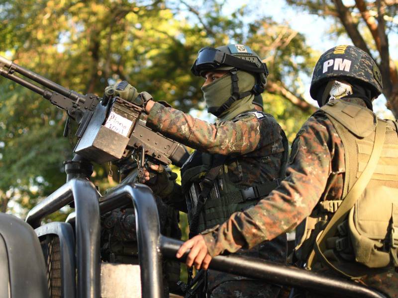 Integrantes de las Fuerzas Especiales y del Ejército participan en el operativo para tomar el control de la cárcel de máxima seguridad.