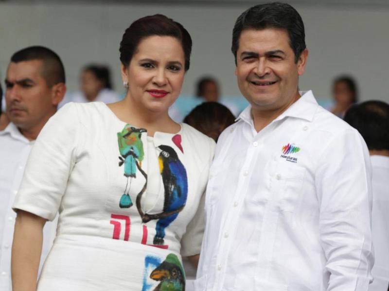 Fotografía de archivo de la exprimera dama Ana García junto a su esposo el expresidente Juan Orlando Hernández.