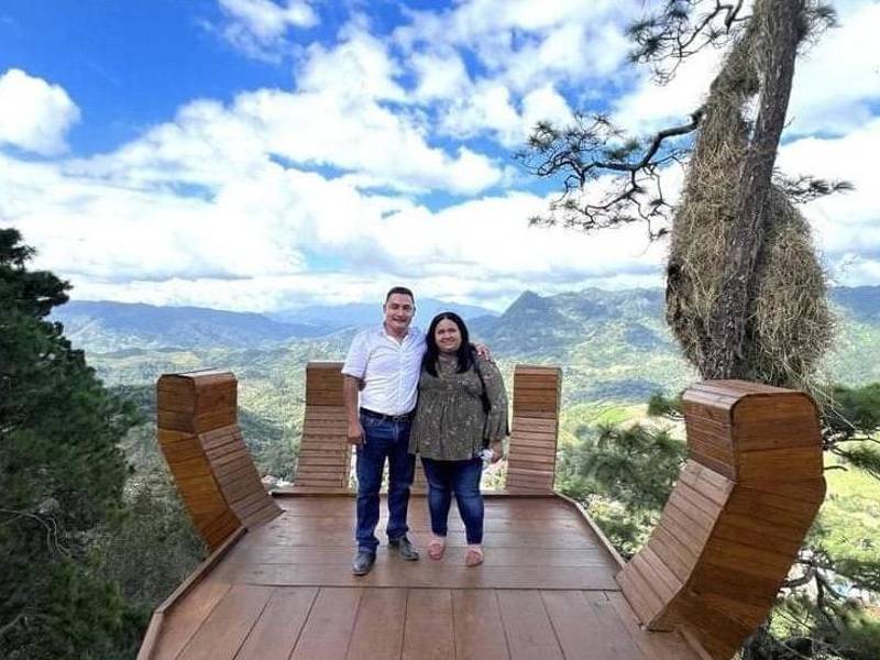 El alcalde Mauro Díaz posa junto a una turista en el mirador de Dolores, Copán.