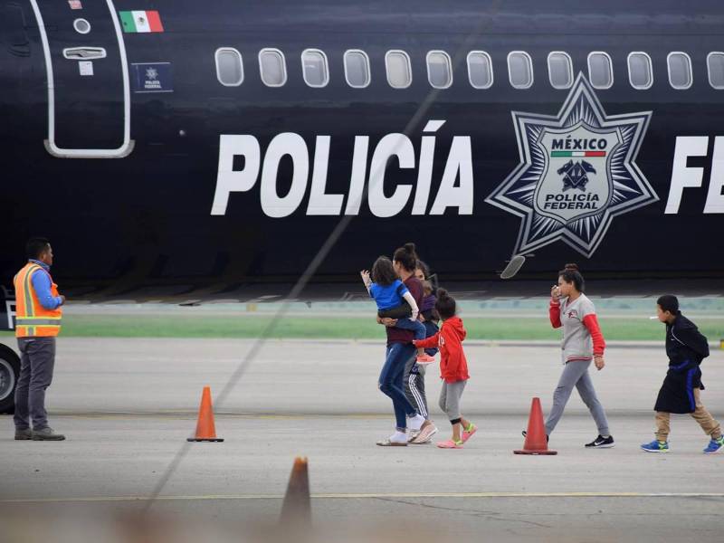 Fotografía muestra a hondureños deportados llegar al aeropuerto Ramón Villeda Morales, de San Pedro Sula, en un avión de la Policía Federal de México.