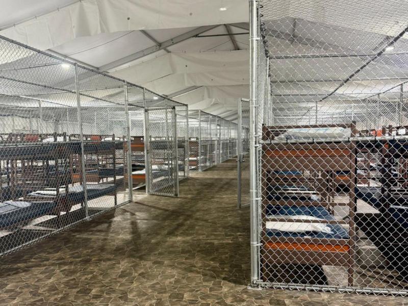 Vista de las jaulas donde mantienen a migrantes detenidos en el recién inaugurado centro de detención Alligator Alcatraz.