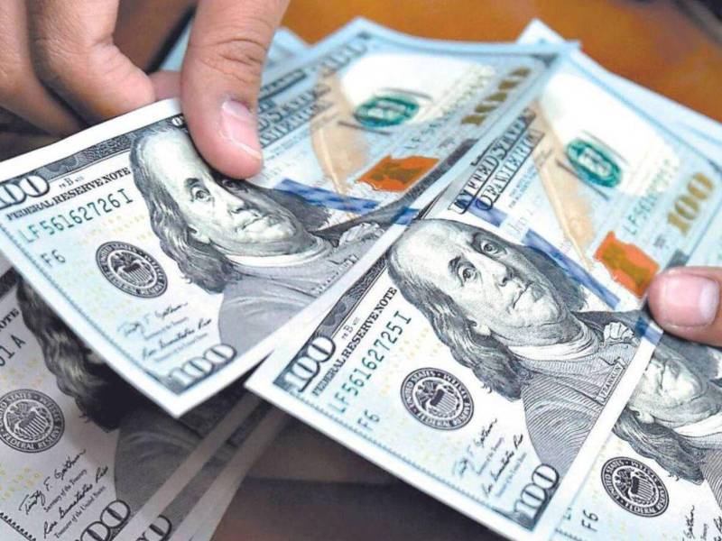 En comparación, junio de 2026, presenta una mayor acumulación de divisas netas.