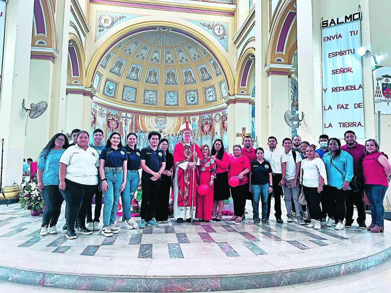 Monseñor Lenihan con los comunicadores de los medios arquidiocesanos y periodistas.