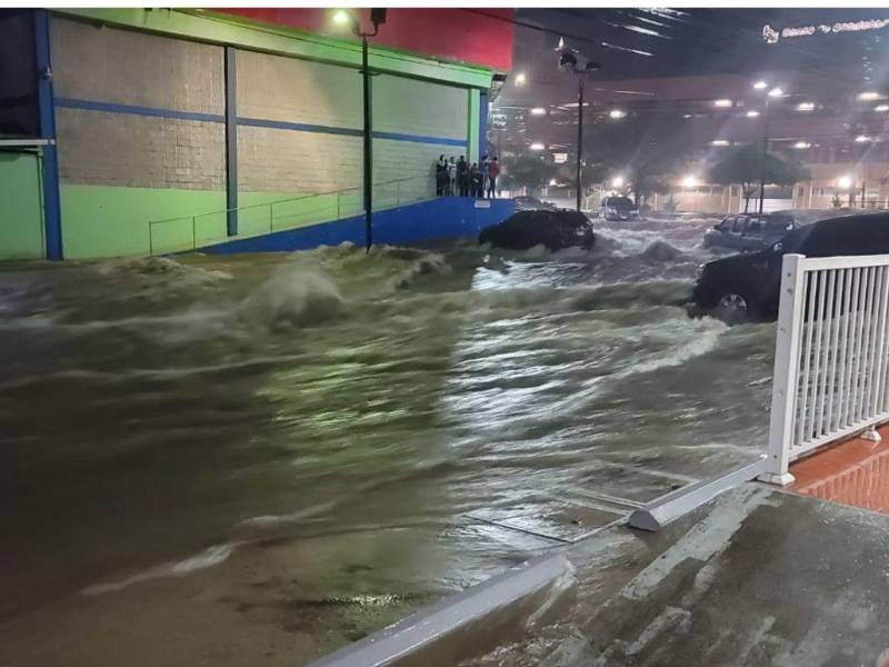 Con la llegada de las lluvias, la 13 calle representa un verdadero peligro para los sapedranos.