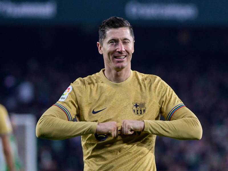 Robert Lewandowski celebrando su gol que dio la victoria al Barcelona contra el Betis en la Liga Española.