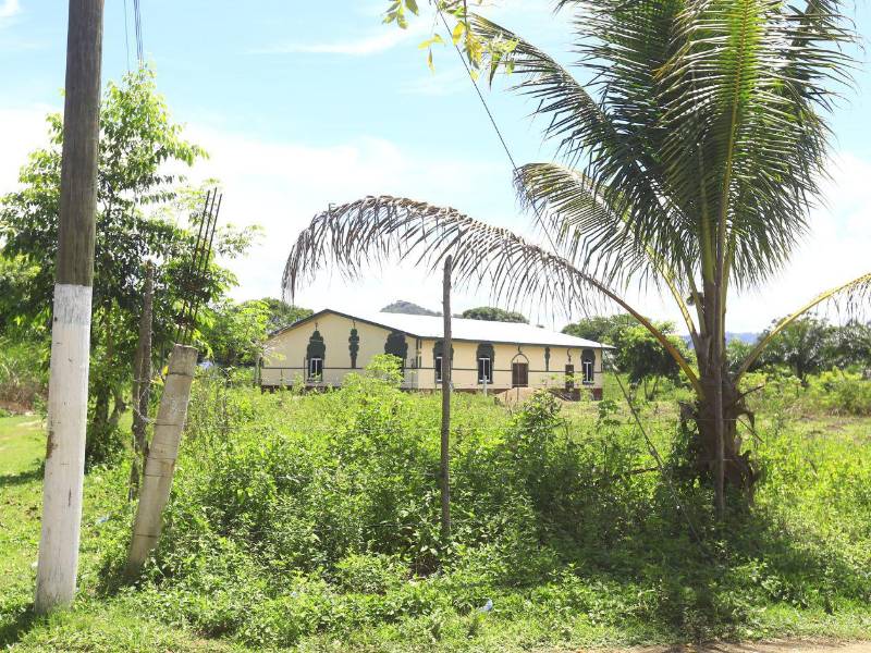 La mezquita del Triungo de la Cruz se encuetra en un terreno que era propiedad de Isamel Suazo, uno de los primeros garífunas que se voncirtieron al islam en la década de 1980 en Belice.