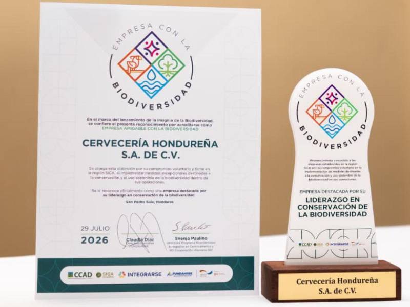 Insignia por la Biodiversidad 2026 entregada a Cervecería Hondureña por su compromiso con el medio ambiente y el uso sostenible de los recursos naturales.