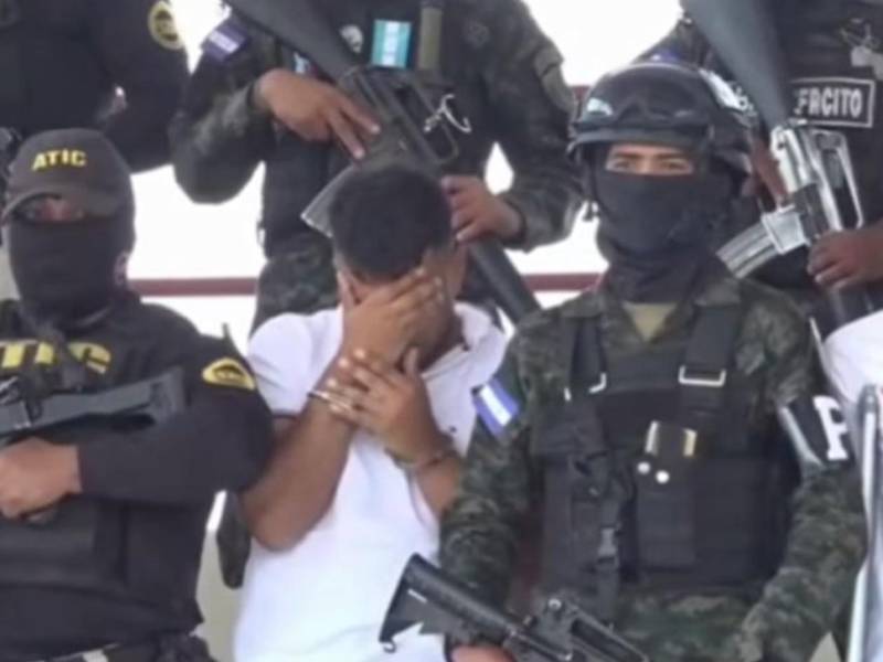 Las autoridades policiales capturaron a 14 personas durante 19 allanamientos simultáneos ejecutados este domingo en diferentes sectores de Tegucigalpa. Entre los detenidos figura un futbolista hondureño con pasado en la Liga Nacional de Honduras.