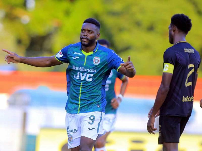 Clayvin Zúniga celebrando su gol que dio el triunfo al Marathón contra el Honduras Progreso.
