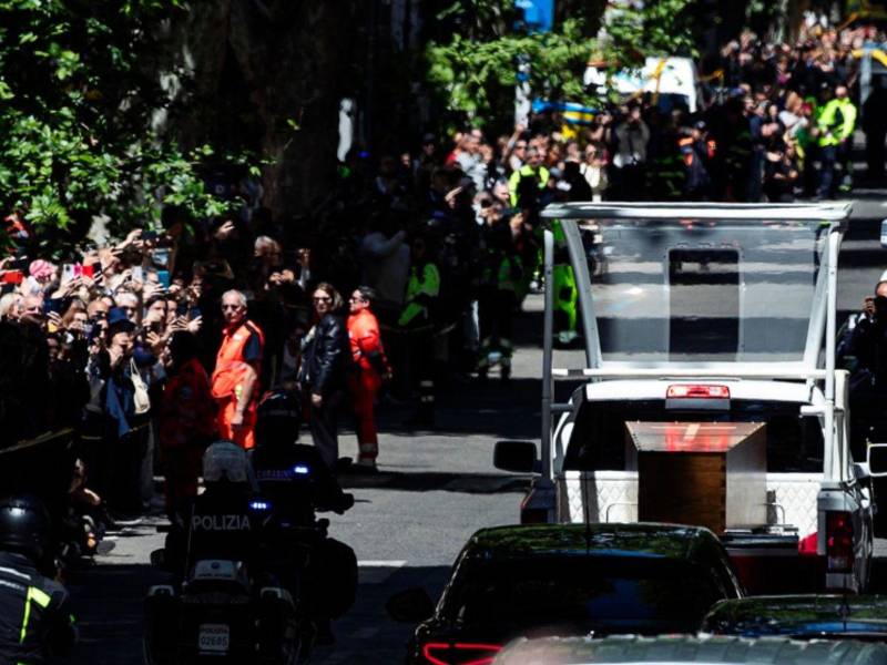La gente se agrupa al paso del cortejo fúnebre de Francisco por las calles de Roma, desde la basílica de San Pedro a la basílica de Santa María la Mayor, el 26 de abril de 2025.