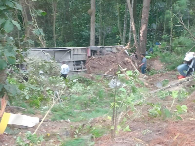 Un fuerte accidente se registró en la carrertera de La Esperanza hacia Jesús de Otoro, en Intibucá.